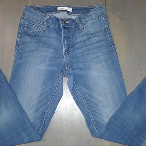 Blue mid-waisted jeans